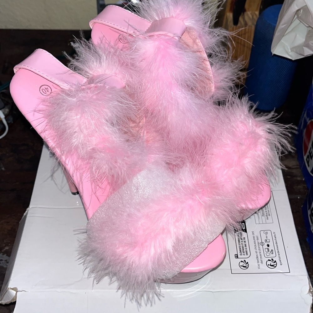 Brand new never worn!!! Super cute heels…